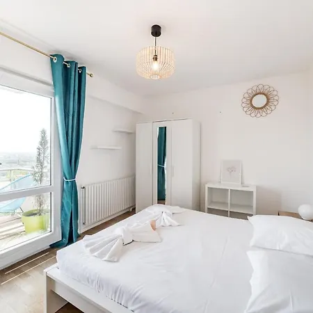 아파트 Calm And Breathtaking View With Balcony Garage Included
