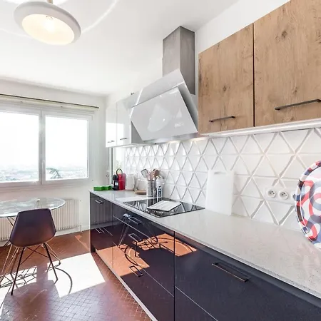 Calm And Breathtaking View With Balcony Garage Included * 리옹