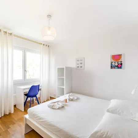 아파트 Calm And Breathtaking View With Balcony Garage Included